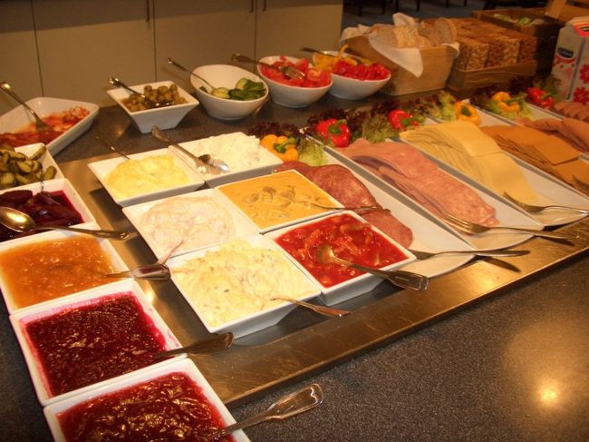 ７：００　起床<br />７：４０　朝食<br /><br />宿泊ホテルの朝食バイキング。<br />チーズやらハムやら豊富でございます。