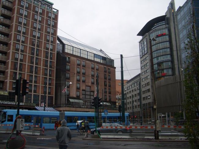 バスの長さが途中連結もあって異常に長い。<br />これじゃ東京の狭い交差点は曲がれない。