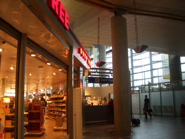 お土産を買ったあと、<br />柱の向こうに移っている窓口で、<br />まとめて税金還付申請してみました。