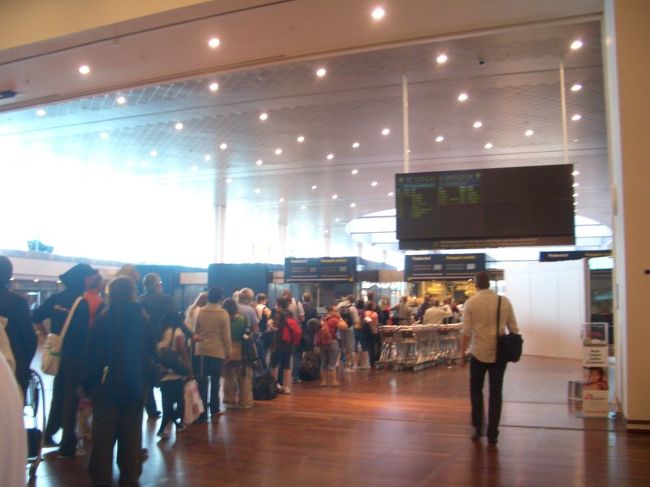 コペンハーゲン到着後、<br />すぐに搭乗口へ行ってみましたが、<br />パスポートコントロールが激混みでびっくり！