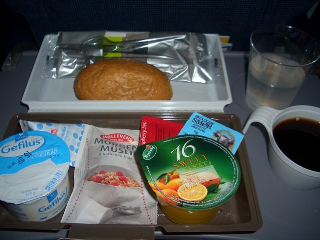 2度目の機内食。<br />軽食程度ですかね。。。