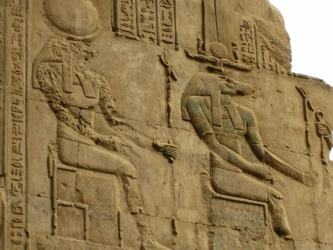 右のセベク神は、うっすら緑色が残っている。