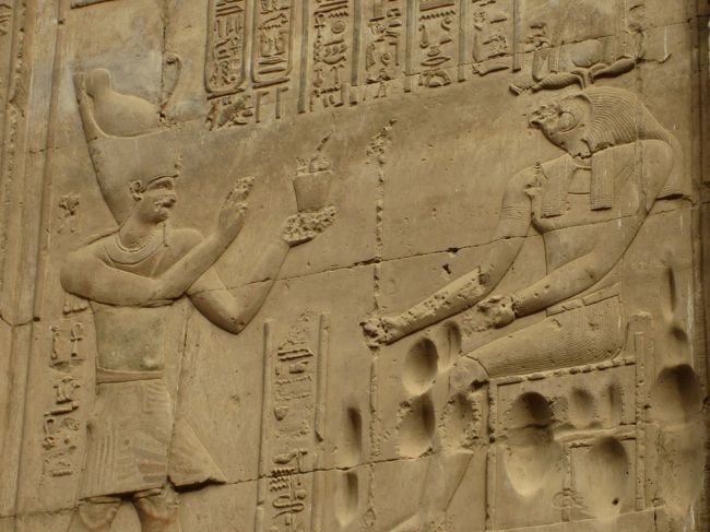 セベク神に何かを捧げている図。