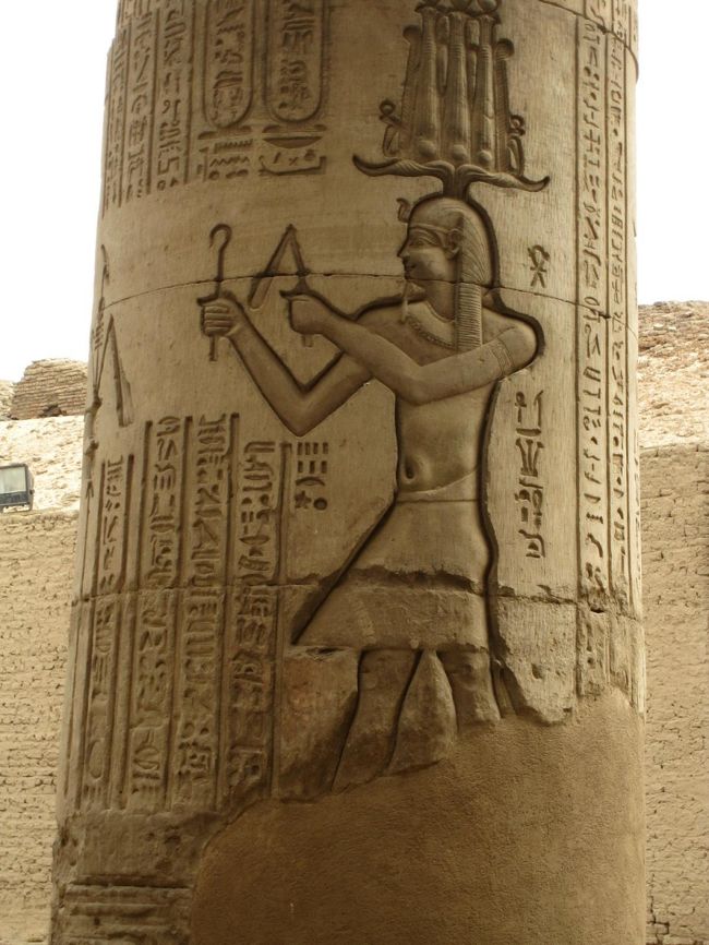 とても、はっきりとしたレリーフ。<br />これは何をしている所？<br />手に持っているのはダウジング的なものに見える…？