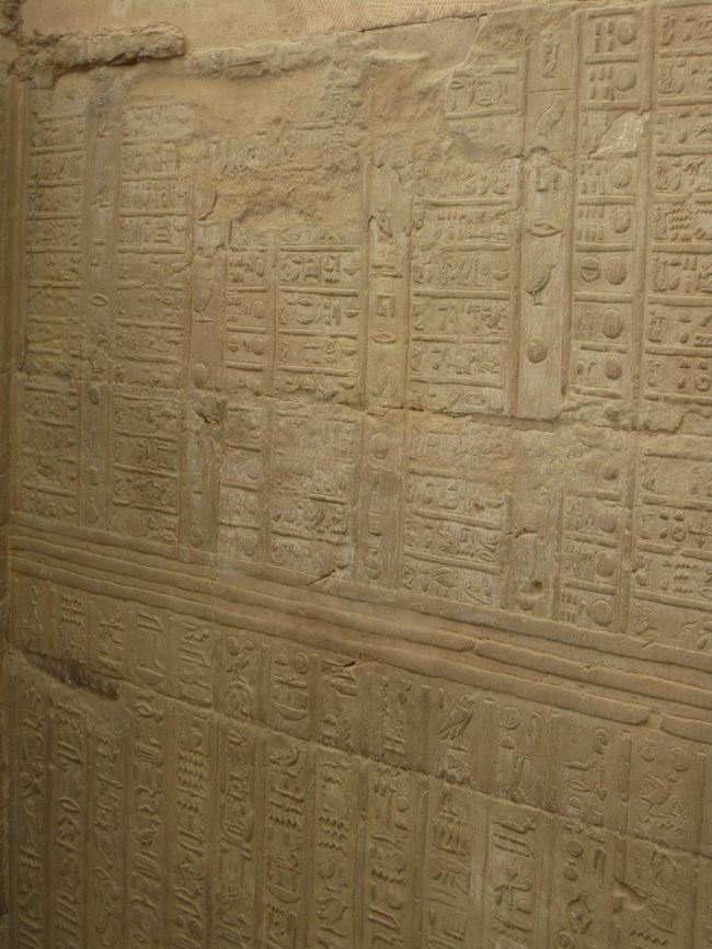 当時の３６５日のカレンダー。<br />セベク神とホルス神と２つ分、同じカレンダーがある。（いろんなものが二つ分ある神殿なのだ）<br /><br />何月何日は、このお供え物をして…というような表記もちゃんと書いてあるのだそう。<br /><br />