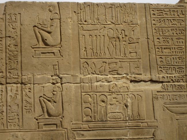 昔のお産の図。<br /><br />お産用の椅子に座っている女性が描かれている。<br />