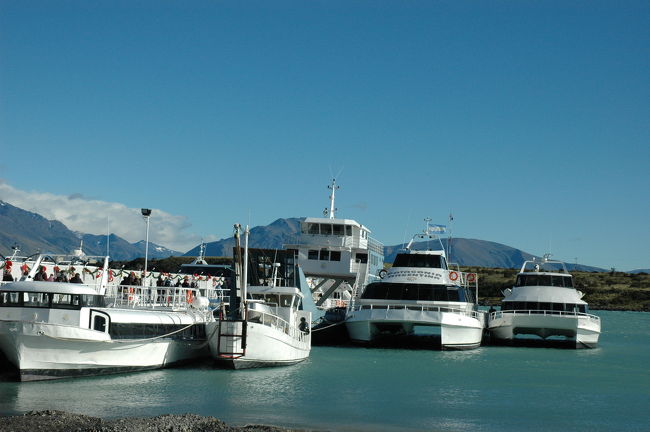 ツアーによってボートが異なります。<br />チケットに押されたスタンプ番号が目印のようです。<br />私のツアーは一番奥の、一番大きい船でした。