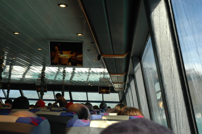 揺れに揺れて、更には波を被って写真どころではありません。<br />ほとんど洗車機で洗われているクルマの中のような状態でした。