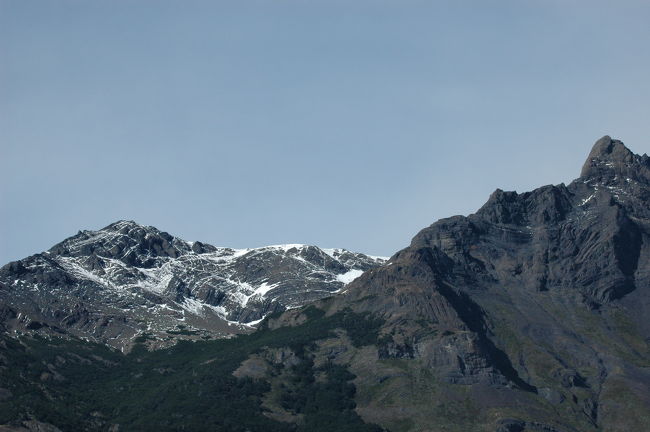 剥き出した地層がうねっています。