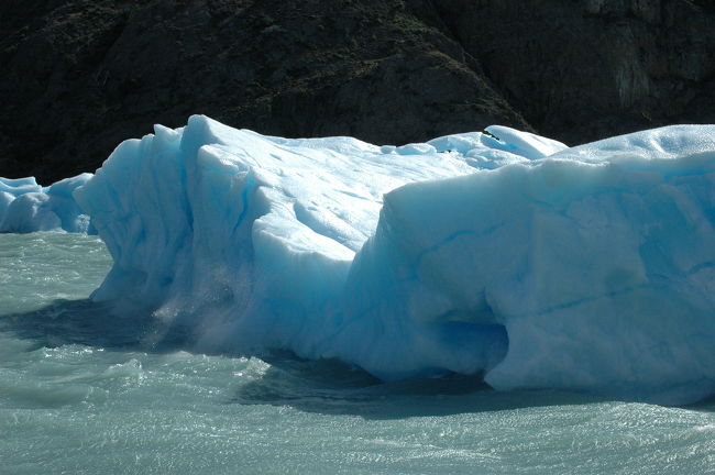 うねる波に漂う大きなテーブル