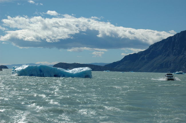 ボートと比べると氷山の大きさがわかります。