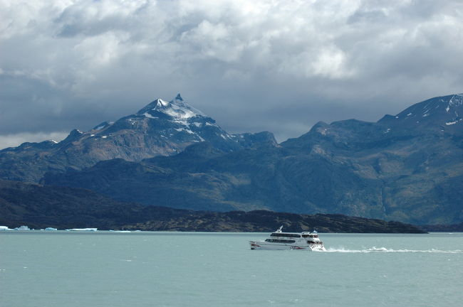 並走するボート。<br />湖の奥の方は曇って来ました。