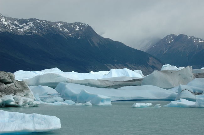 ボートはこのあたりでゆっくり周回していますので、デッキの乗客は万遍なく見学できます。