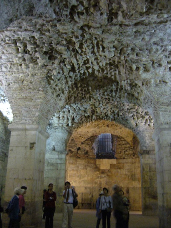 地下なのに天井が高く、とても広い空間になっています。<br /><br />倉庫としてやワイン・オリーブオイルの製造等<br />様々な目的で使われたようです。