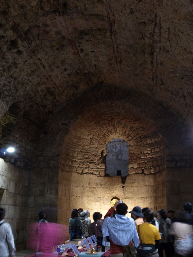 まずは宮殿の地下から見学。