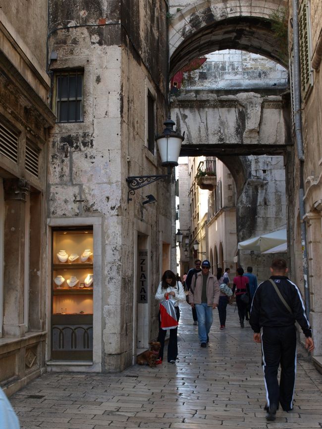 旧市街の中を散策。<br />ここも小路がいっぱいあります。