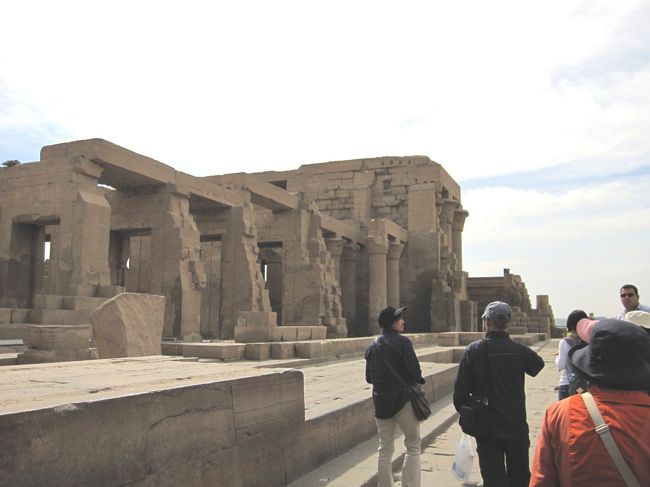 さぁて、とうとうワニのミイラとご対面の時間…！<br />ドキドキ。