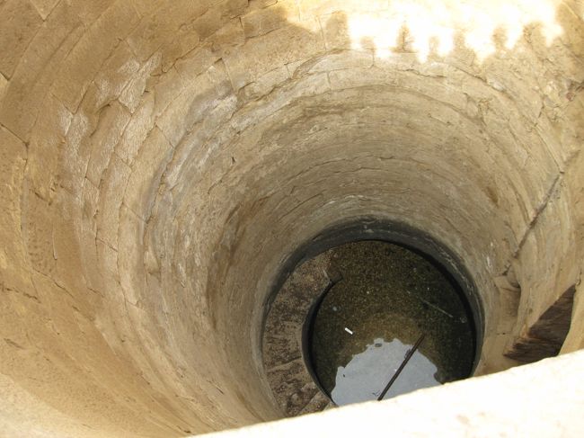 その昔、水位を測る役割だった井戸？<br />一時は、ナイル川に出没するワニをこの中で大事に飼っていたという記録もあるんだそうだ。<br /><br />確かに神様として崇めているとは言え、<br />こういう深い所に居て頂いたほうが安全？ですよね。<br /><br />この中で、ワニくん達がバッタバタしてたのか〜<br />なんかそんな絵が見えてきたぞ。