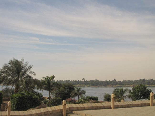 コム・オンボ神殿から見た景色。<br /><br />高台にあって、川からの風も本当に気持ちよくて、<br />時間があれば、ずっとボ〜っとしていたかったなあ。<br /><br />遺跡の中では心地よい立地にありました！<br /><br />