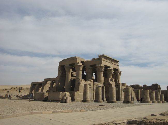 遠目から見るコム・オンボ神殿。<br /><br />とっても心ひかれるレリーフ。<br />素朴などっしり丸みをおびた外観。<br />ナイル川を一望できる、風が心地よい丘。<br /><br />コム・オンボ神殿は<br />壮大なスケールの神殿とは<br />ひと味違った素朴な良さをたくさん感じることができました。<br /><br /><br /><br /><br /><br />