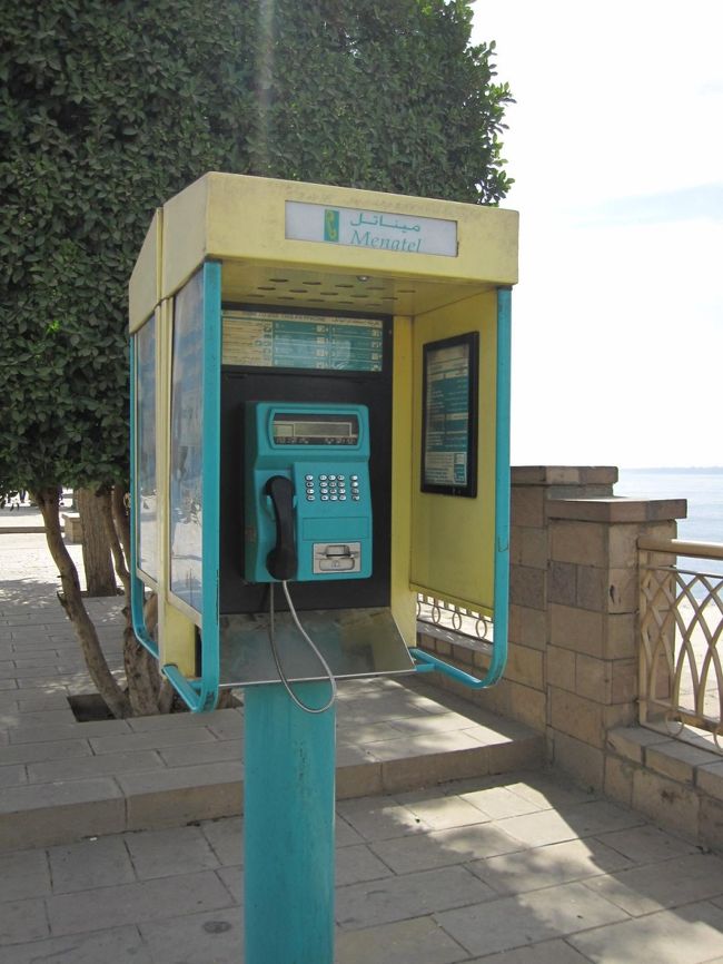 帰り道の通路で公衆電話をパチリ。<br /><br />エジプトはこんな感じなのか〜。