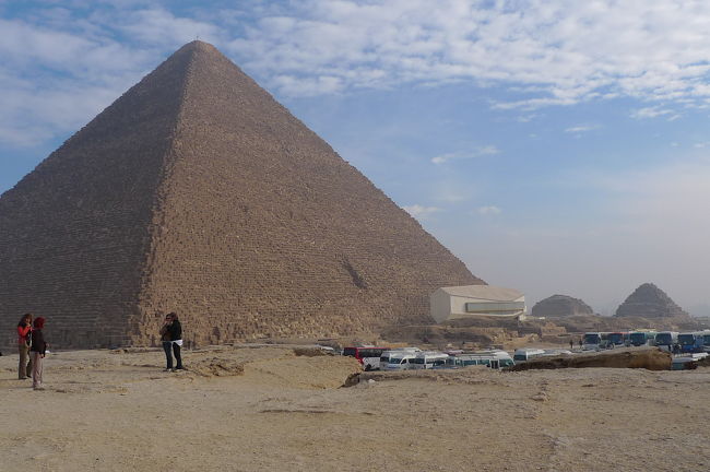 ピラミッド裏側には埋まっていた船が展示されている所が