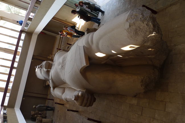 ラムセス2世像。足が折れてるが１０ｍあるとのこと。