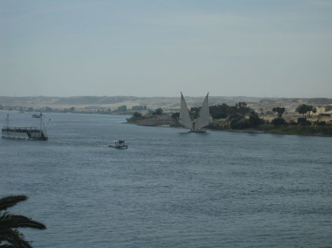 ナイル川沿いの昼食のレストランに着きました！<br />そこからの眺めです。<br /><br />ファルーカもゆっくり進んでいます。