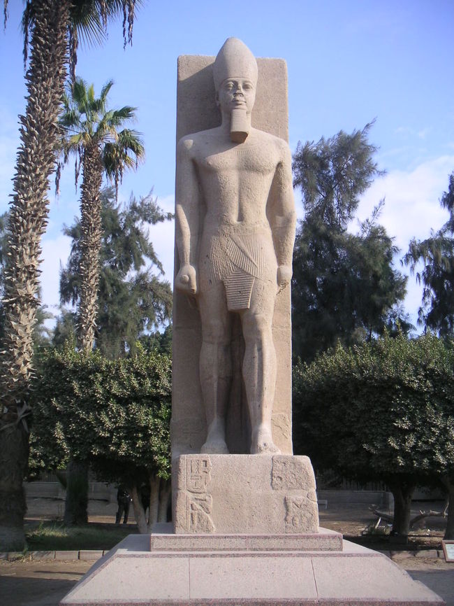 広場の奥にある比較的きれいに残っていた像