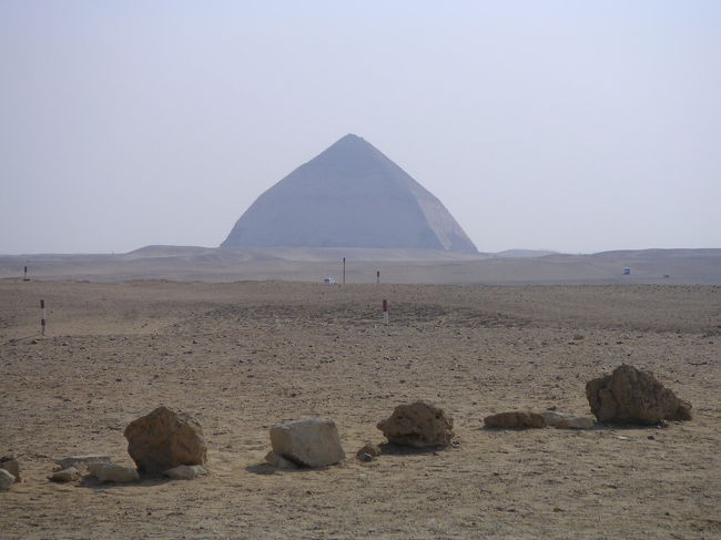 赤のピラミッドから屈折ピラミッドを見る。結構離れているので望遠で。
