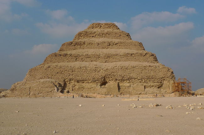 約5千年前の一番古い最初のピラミッド。段は6段。