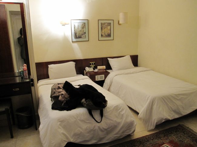 お部屋の中です。（ベッドの上が荷物で散乱していて失礼！）<br /><br />外は、一軒ずつのコテージできれいなのですが、<br />お部屋の中はまあまあといった感じデシタ。<br /><br />[ちょっと残念だった所]<br />部屋はタバコのにおいが付いていて、ノンスモーカ　ーな私には、ちとツライ。<br /><br />部屋のランプも一つ切れており、絨毯も砂が付いたままで、掃除機をかけていないであろう様子。<br /><br />・一軒に一つ付いているお庭を見て過ごしたかったものの、目の前が各部屋の通路でもあり、人がよく通るので、結局カーテンを開けて過ごす勇気がない私は明るい時間でもほの暗〜い部屋で過ごすことに…<br /><br />（でも水まわり関係は大丈夫でした。）