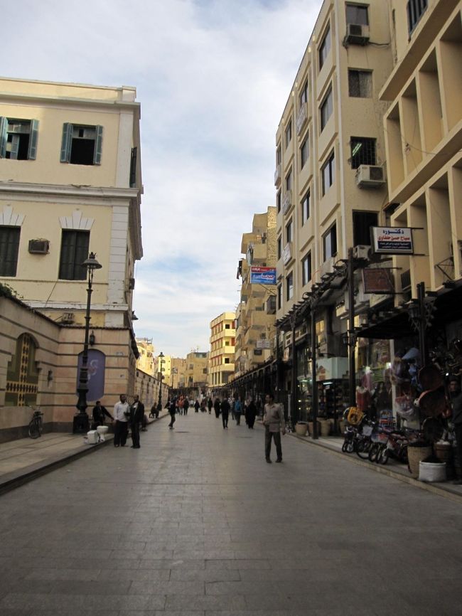 お昼以降は、皆でアスワンのスークを散策。<br /><br />ホテルから、道路を渡って一直線。<br />１分も歩かぬうちに賑やかな通りへ…