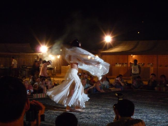 デザートサファリのツアーに含まれていたベリーダンス。シーシャやヘナペイントやＢＢＱも含まれていてお得でした♪