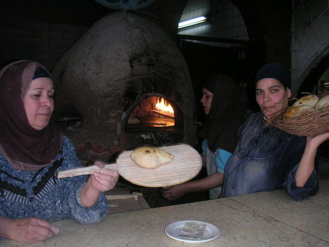 ほとんどのレストランで出てくる地元のパン。特に焼きたてはおいしい。
