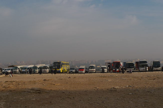 すでにピラミッド前には多くの車が