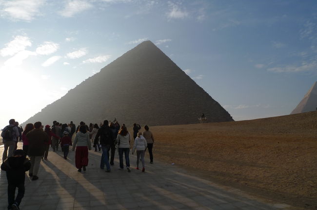 まずはクフ王のピラミッド