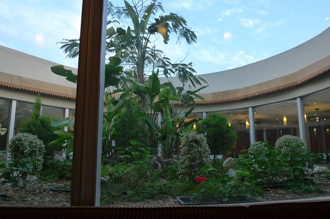 朝食のレストランは中央がガラス張りで景色を眺めながら食べられる