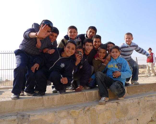 地元の子供達も来ていてカメラを向けると集まってきた