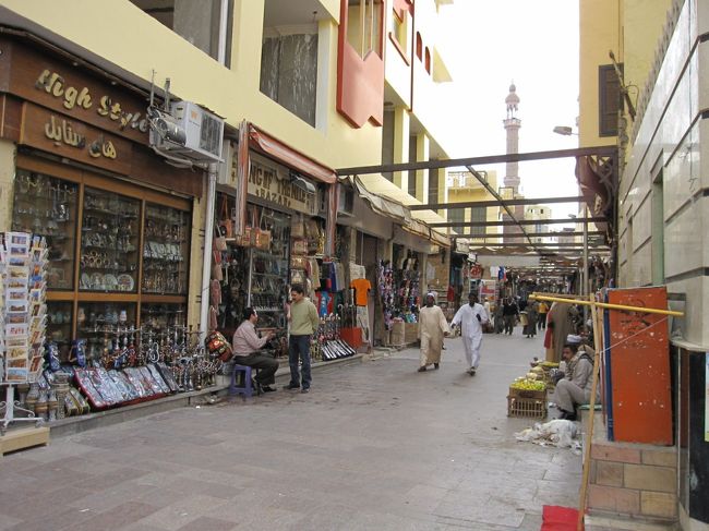 最初はひとり参加ゆえ、皆に付いていたが、<br />途中から、個々の買い物で時間差ができ、<br />少しずつバラバラに…。<br /><br />気がつけば一人になっていた。<br /><br />