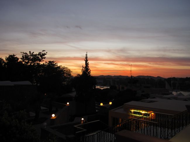 せっかくの旅行なのに、暗ーくなった私はホテルの外にもう一度出てみた。<br /><br />そしたらそこには美しい夕暮れが…。<br /><br />なんか救われた…。<br /><br />