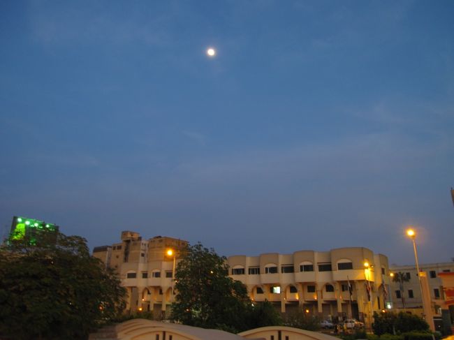 月も出てきた。<br /><br />ナイルの夜景に癒される。<br />