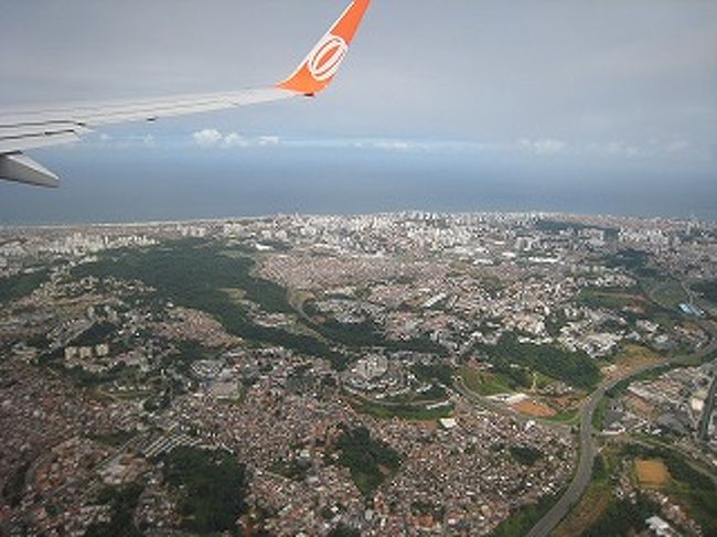 まもなくサルバドール・デプタード・ルイス・エドゥアルド・マガリャエンス空港（長い）に到着！青い海、緑の自然、赤い大地と屋根が迎えてくれます。