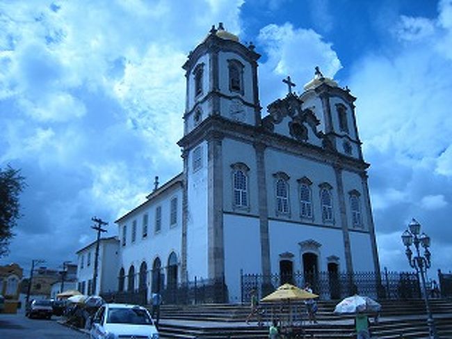 ボンフィン教会です。「奇跡の教会」と呼ばれています。願いのある人はフィタと呼ばれるリボンを手首に巻いて自然に切れると願いが叶うと言われています。日本ではやっている？ミサンガと同じです。リボンには何色もあり、それぞれの色にいみがあるそうです。