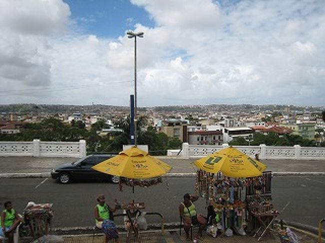 ボンフィン教会の前にはたくさんの出店がでています。リボン３０本で１ヘアイスぐらいでした。（記憶が正しければ・・・）