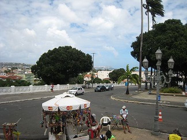 タクシーで到着すると何人もの売り子（売りおじさん）がよってきて「これ買え」といってきます。