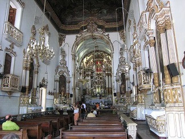 ボンフィン教会の中です。金や銀の装飾で覆われています。