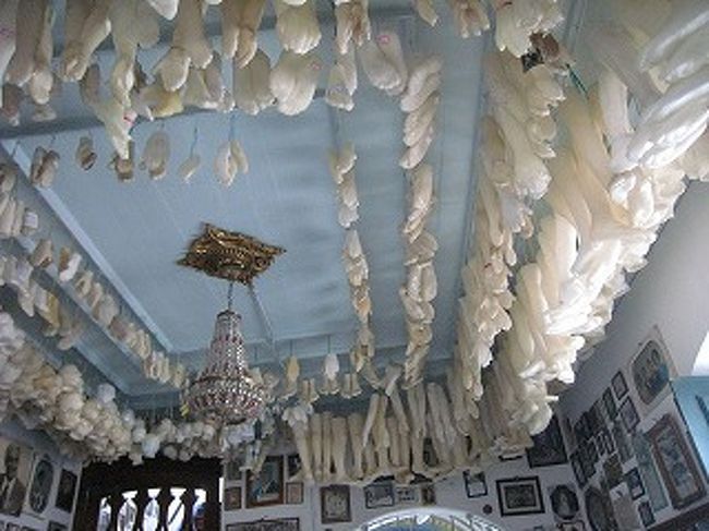 横の部屋にはいると・・・天井から何かたくさんぶら下がっています。・・・