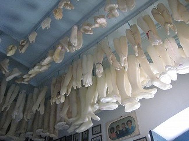 たくさんのマネキンの手や足がぶ〜ら、ぶ〜ら　これは病気になって教会でお祈りし、回復した人たちが感謝の気持ちを込めて奉納した物だそうです。そのほか壁にはたくさんの人の笑顔で写った写真があります。しかしその中には手や足がない人もいます。でも、しあわせそうです。