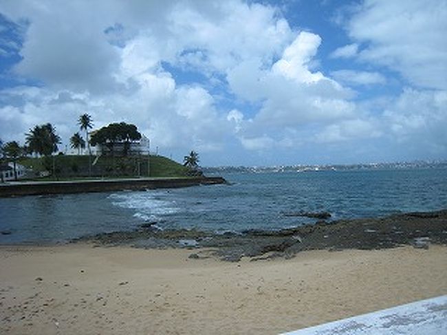 ボンフィン教会の近くにあるモンチセラット要塞です。周りには綺麗な海が広がっています。